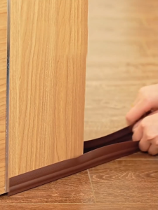 ที่กั้นประตู แถบตะเข็บประตู แถบฉนวนกันเสียง แบบสอ กั้นประตู PVC กันฝุ่น/เสียง/ลม/แมลง/ยุง มาพร้อมเทปกาวสองหน้า[4 สี]