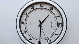 Jam Dinding Besar Murah Polos Minimalis Putih Hitam Merah Biru Diameter 30cm Ontime 565