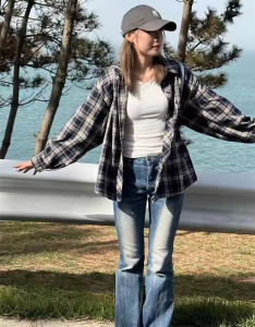 เสื้อเชิ้ตลายสก็อตหลวมๆ สไตล์อเมริกันสำหรับฤดูร้อนปี 2024 เสื้อเชิ้ตแขนยาวป้องกันแสงแดดสำหรับผู้ชายและผู้หญิง