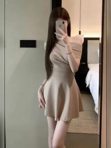 CHANGTONG | Retro Unique Off-Shoulder Waist-Cinching Slimming Stylish Dresses
