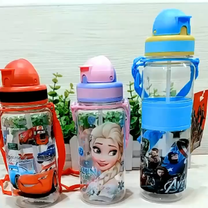 RuiMing ✨✨ขวดน้ำการ์ตูนเด็ก 350 / 500 มล. ถ้วยฟางพลาสติกสร้างสรรค์ ขวดน้ำแบบพกพานักเรียน ขวดน้ำกีฬากลางแจ้ง ฤดูกาลเริ่มต้นโรงเรียนเปิดฤดูกาลเรียน