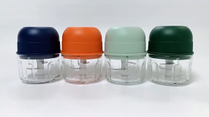 Keluer ปั่นกระเทียมไร้สาย พริก เครื่องปั่นบดไฟฟ้า เครื่องปั่นกระเทียม 300ML ขนาดเล็กกะทัดรัด ใช้ในครัวเรือน 3 ใบมีด