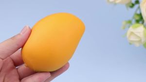 Simulation Mango Squishy Toy Realistic Fruit Slow Rising Fidget Toy Stress Relief ASMR Decompression Anti Anxiety Desktop Prank