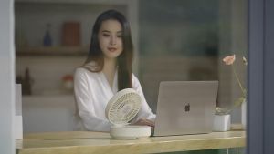 Electrolux พัดลมตั้งโต๊ะแบบพับได้ติดผนังขนาด 8 นิ้วพัดลมขนาดใหญ่แบตเตอรี่ 4000mAh ใช้งานได้นาน 10 ชั่วโมงชาร์จ USB พัดลมขนาดใหญ่แบบพกพา(ฟรีรีโมทและสติ๊กเกอร์ติดผนัง)