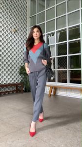 😍 ว้าวววว 👏🏻👏🏻  ดีเทลเก๋มากๆ เสื้อแพตเทิร์น คอกลม แขนพองบอลลูน 🎈เพิ่มกิมมิก  ตัดต่อผ้า 3 เฉดสี เคิร์ฟสามเหลี่ยม ทั้งตัว ให้ดูว้าวววววววว  เริ่ดมว้ากกกก โดนใจ 👍🏻        กางเกงเอวสมอค อัดพลีส   ทรงขาตรง ยืดหยุ่นได้เยอะ  สวย หรู ดูดี ใส่ชิวๆ  วันสบ