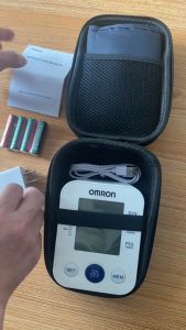 (ภาษาไทย）5 year warranty Thai version Omron Automatic Upper Arm Blood Pressure Monitor BPM Digital+storage bag  Omron เครื่องวัดความดัน รุ่น HEM-U701A ไม่มี adaptor (รับประกันศูนย์ 5 ปี) ผ้าพันแขน 22-32ซม ออมรอน อะแดปเตอร์+แบตเตอรี่+ถุงเก็บของ