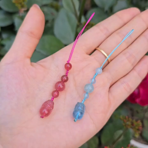 Q2378 Móc treo điện thoại túi sách tỳ hưu thiên lộc đá Aquamarine & Thạch Anh Dâu Hồng - Phong Thủy TUDO