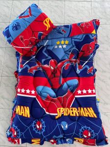 ที่นอนเด็กอนุบาล รุ่นหนามีระบายรอบผืนมีช่องซิปใส่หมอน สามารถถอดหมอนออกได้ ผ้านุ่มลื่น สีไม่ตก ซักเครื่องได้ มีสายสะพายพับเก็บได้ ขนาด85*115 เหมาะสำหรับเด็กตั้งแต่ 1-6ขวบ