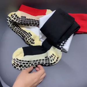 ชุดของ ถุงเท้าฟุตบอลกันลื่น แบบยาว มีปุ่มกันลื่น ซิลิโคน ใส่สบาย ระบายอากาศได้ดี ไม่อับเวลาส่วมใส่ จำนวน 1 สี ฝรั่งเศส