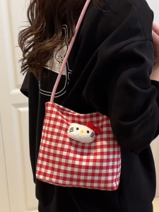 MOUSSON Hellokitty กระเป๋าหญิงสะพายไหล่ลายสก๊อตรุ่นใหม่กระเป๋าผ้าใบลายการ์ตูนช้อปปิ้งความจุขนาดใหญ่