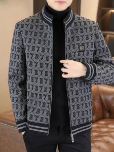 HENGYUANXIANG | แจ็คเก็ตคอตั้งสุดเท่สำหรับผู้ชาย เสื้อโค้ทแบบหนา ทรงหลวม สไตล์สตรีท เทรนด์ใหม่ฤดูใบไม้ร่วง/ฤดูหนาว แจ็คเก็ตผู้ชาย แฟชั่น