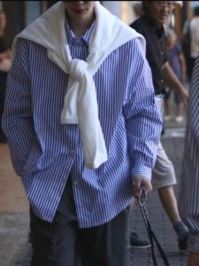 เสื้อเชิ้ตแขนยาวลายทางสีฟ้าและสีขาวสไตล์ญี่ปุ่นแบบบางหล่อเท่เสื้อเชิ้ตตัวในใส่ด้านในทรงหลวมสีฟ้าใส่ช่วงฤดูร้อนสำหรับผู้ชาย