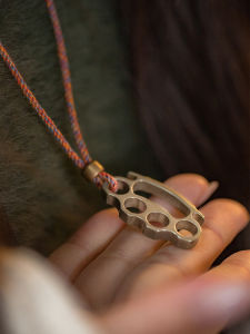 สร้อยคอแบบยูนิเซ็กซ์สไตล์เรโทร สร้อยคอแบบมินิ หัวแมวที่ถักแบบแฟชั่น สร้อยคอแบบยูนิเซ็กซ์ หัวเข็มขัดสีเหลือง โซ่แบบม้า