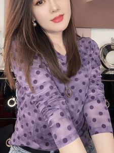 เสื้อยืดผ้าตาข่ายลายจุดยืดหยุ่นสูง แขนยาว เสื้อชั้นในทรงสลิมฟิต แฟชั่นฤดูใบไม้ร่วง 2025 เสื้อผ้าทำงานสไตล์เกาหลี