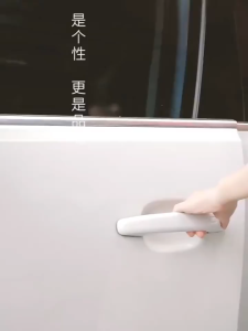 Nước hoa để xe hơi hình ngựa vàng kim loại sang trọng  - H365