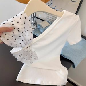 เสื้อยืดผู้หญิงแขนสั้นเปิดไหล่เซ็กซี่ ทรงสลิมฟิต ผ้าฝ้ายผสมคอวี ระบายอากาศได้ดี ใส่ไปทำงานได้ สไตล์เรียบง่าย ฤดูร้อน 2025