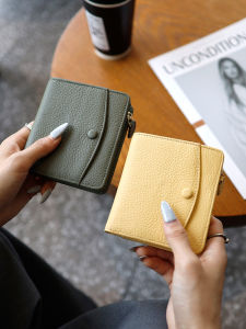 กระเป๋าสตางค์หนังแท้ขนาดสั้นสำหรับผู้หญิง 2025 กระเป๋าใส่เหรียญแฟชั่นแบบใหม่ ดีไซน์เก๋ไก๋ กระเป๋าใส่บัตรแบบมีซิป กระเป๋าหนังแบบมีซิป