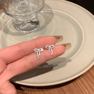 เรียบหรู ต่างหูสตั๊ดปมผีเสื้อ Dora Compact ดีไซน์ ผู้หญิง เครื่องประดับแฟชั่นโลหะผสมเงินชุบทอง สไตล์เกาหลี