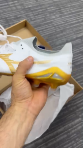 (HOT SALE) Mizuno Morelia Neo IV Beta Elite Football Shoes/Cleats in White/Gold