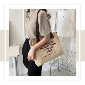 Ppdshop . แนะนำ กระเป๋าสะพายแฟชั่น ใบใหญ่ทรงสวยสามารถสะพายได้สองแบบ สีสันคุมโทน สกรีนโลโก้เท่ห์ๆให้ด้วยคือสวยอยากมีก่อนใครกดสั่งเล้ย