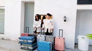 กระเป๋าเดินทาง 20/22/24/28นิ้ว รุ่นกรอบอลูมิเนียม ล็อคศูลกากร ชาร์จ USB 4ล้อ หมุน360 วัสดุABS+PC พิเศษ ส่งในไทย