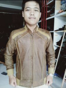 Jaket Kulit Domba Bomber Kamsay Sudah Di Hiasi Sulaman Dan Corak Warnanya Wash/Blel.(bonus prosoft). (Garansi 100% uang kembali jika jaket bukan kulit domba)