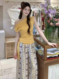 YUEZHONGWEI | Áo thun tay ngắn màu vàng kiểu Pháp cho nữ mùa hè 2025 Áo thun dệt kim ôm vừa vặn hở vai phong cách mới thường ngày