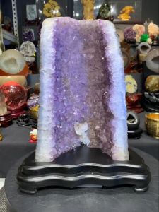 100%authentic raw skin full amethyst geode 原皮💯天然原石紫晶 U形内凹高挑身形 背部原矿绿皮 边口微抛光 洞里紫晶透 些许黄娇花共生矿 底部方解石簇 🆓附送特制实木底座  高height: 32.5cm 宽width: 26cm x 19cm 洞hole: 6cm 重weight: 5.5kg  📍Johor Bahru 区可自行取货或邮寄服务