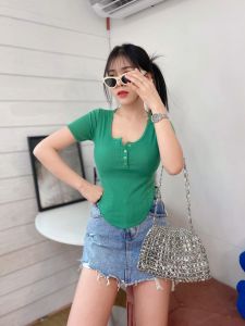 🌈MesubShop🌈 เสื้อยืด ผ้าไหมพรมผ้าร่อง เสื้อครอป เสื้อเกาหลี✨ เสื้อสายฝอ แต่งกระดูมช่วงอก ทรงคอเหลี่ยม, รุ่น อั้ม 🐱