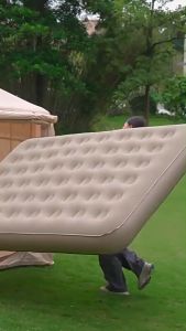 ฟรีหมอน / พอง hoverbed ขนาดคู่พร้อมปั๊มไฟฟ้าอัตโนมัติแบบพกพาพับแคมป์เต็นท์ชายหาดกลางแจ้ง