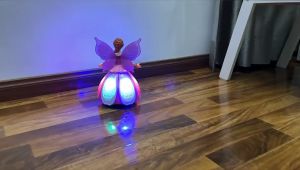 Búp bê Quà Tặng cô gái trẻ em douyin cùng phong cách chiếu nhạc nhẹ công chúa rực rỡ quay điện đồ chơi lắc lư