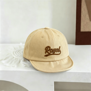 Childrens Royal retro lettering embroidered soft-brimmed baseball capwith an American workwear stylesuitable for baby-wearing