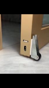 Bánh xe gắn cửa hỗ trợ đóng mở không kẹt cửa giảm lực tác động của cánh cửa vào bản lề-HAUSE
