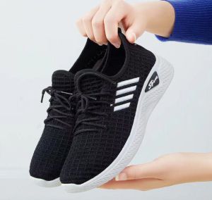 Giày Thể Thao Nữ Chất Liệu Vải Thoáng Êm Chân V50