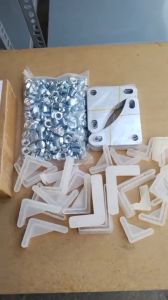 Ke góc sơn tĩnh điện MÀU TRẮNG - ĐEN. Bát góc tam giác dùng bắt kệ V lỗ đa năng