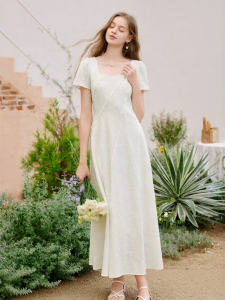 XIANGYING | Đầm cổ U nhấn eo hoa văn Jacquard màu ngà