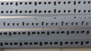 Thép Lỗ dẹp - La D6. Quy cách từ 30cm đến 1.2m. La D6 là loại bản 6cm có 2 dãy lỗ để bắt ốc 8ly. Lắp kệ kho chứa hàng
