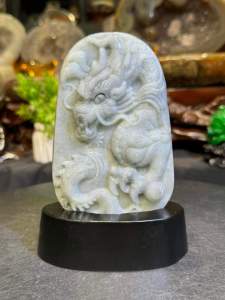 Grade AA burma jadeite 3D master craft 💯天然缅甸老玉翡翠 白底飘绿带黄 🐲祥龙观音站牌 🆓附送特制实木底座  牌高: 11cm  宽: 6.7cm  厚度: 1.4cm  净重: 266g 含底座高: 13cm  底座宽: 9.5x5cm  总重: 340g