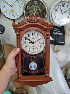 Jam dinding bandulan musik klasik motif kayu