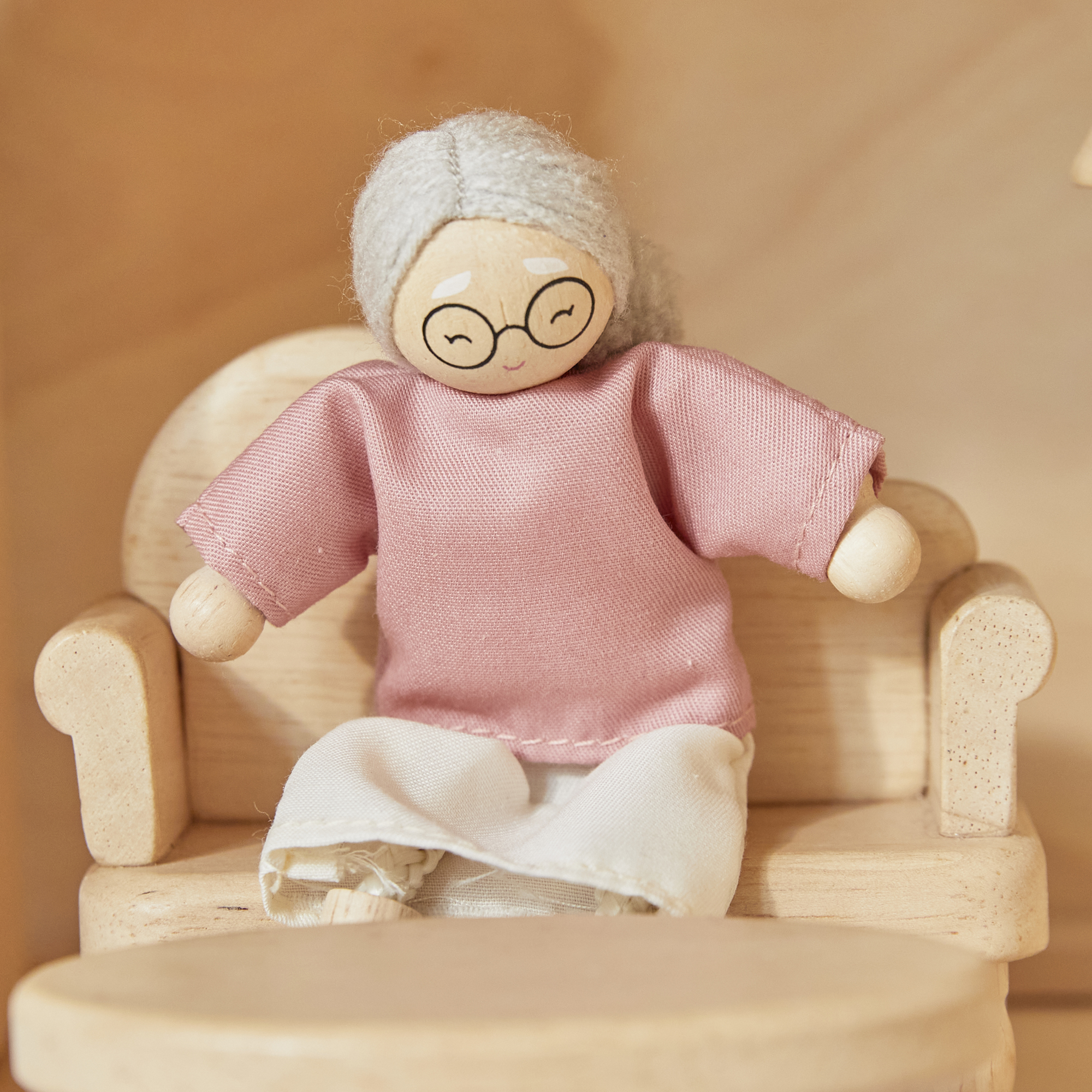 ของเล่นไม้  Grandmother Dollhouse Figure - Fair Skin Tone ตุ๊กตาคุณย่าคุณยาย-ผิวขาว เสริมพัฒนาการ สำหรับเด็กอายุ 3 ปี ขึ้นไป