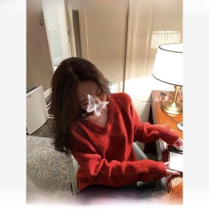 เสื้อสเวตเตอร์คอวีหลวมๆ สำหรับผู้หญิง ผ้าไหมทอง สีแดง แขนยาว ปกติ ฤดูใบไม้ร่วง ฤดูหนาว เสื้อคลุมกันหนาวสำหรับผู้หญิง