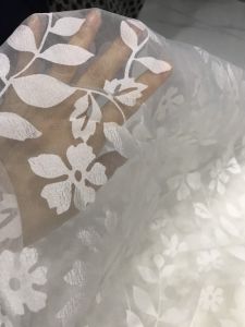 vải voan kiến in hoa màu trắng mỏng nhẹ _( khổ 1m5) may đầm váy áo kiểu