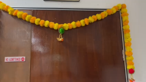 Traditional Handmade Artificial Marigold Flowers Garlands Door Hangings | Toran | Decoration for Main Door Entrance | Diwali & Pooja Decoration | Festival Decoration Decorations (Pack of 1 pc)