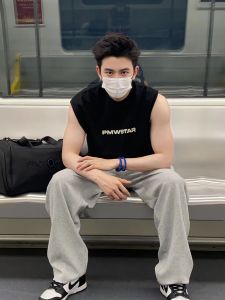 เสื้อยืดแขนกุดสไตล์สตรีทย้อนยุคแบบอเมริกันสำหรับผู้ชายในช่วงฤดูร้อน เสื้อกั๊กออกกำลังกายแบบหลวมๆ ทรงหลวมๆ ปักตัวอักษร สวมใส่สบาย