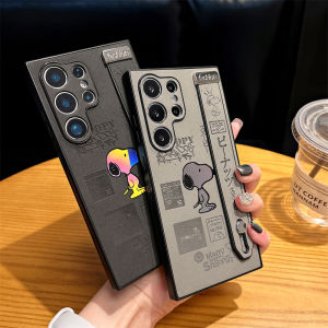 2IN1เคสโทรศัพท์เสื้อผ้าเทียมกระดาษเลเซอร์พร้อมสายรัดข้อมือสำหรับ Samsung Galaxy S25Ultra S24Ultra S23Ultra S22Ultra S25ลาย Snoopy +/S24 +/S25/S24ด้านกันลื่นออกแบบมาพร้อมกับตัวยึดป้องกันการตก