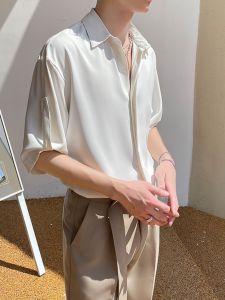 เสื้อเชิ้ตแขนสั้นผ้าไหมน้ำแข็งสำหรับผู้ชายในช่วงฤดูร้อน ทรงหลวมสบาย ๆ สไตล์เกาหลี เสื้อเชิ้ตทรงปกติ