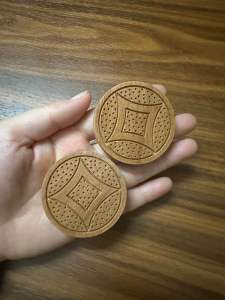 Đồng tiền gỗ phong thủy cóc ngậm tiền ( 5x1cm)