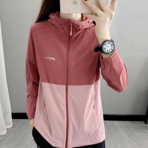 เสื้อแจ็คเก็ตกันแดดแบบมีฮู้ดสีบล็อกลำลองสำหรับผู้หญิงในฤดูร้อนปี 2025 เสื้อคลุมกันหนาวแบบบางสำหรับกลางแจ้งที่สวมใส่ได้หลากหลาย