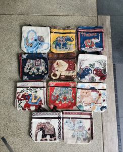 กระเป๋า กระเป๋าผ้า ขนาดใหญ่ กว้าง 13 นิ้ว สูง 12นิ้ว ลึก 3 นิ้ว