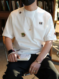 เสื้อยืดแขนสั้นผู้ชาย ทรงหลวม สไตล์ฮ่องกง ทรงลำลอง ดีไซน์ปักลาย แฟชั่นฤดูใบไม้ผลิ ผ้าผสมคอตตอนและโพลีเอสเตอร์